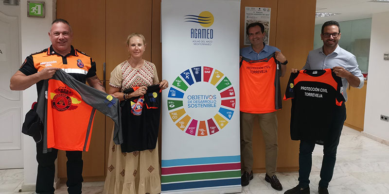 Agamed dona nuevas camisetas a Protección Civil