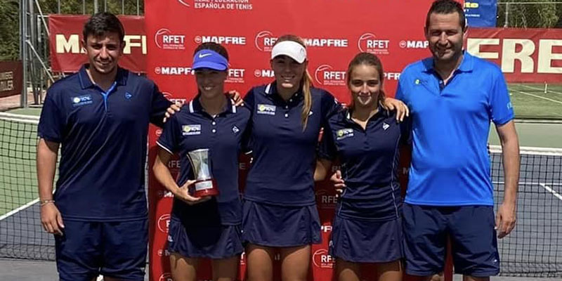Charo Esquiva, Marta Picó y Juliana Giaccio, campeonas de España infantil