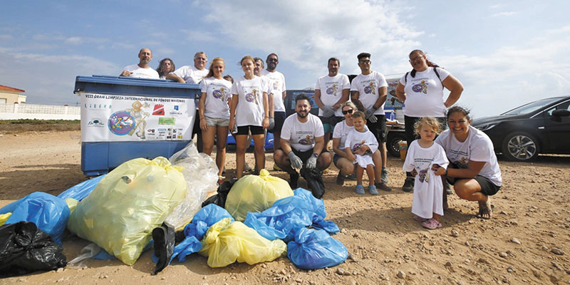 Recogida de basuraleza en la Cala de la Zorra