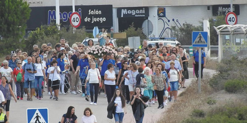 Las fiestas de La Mata arrancaron con la romería de la Virgen del Rosario
