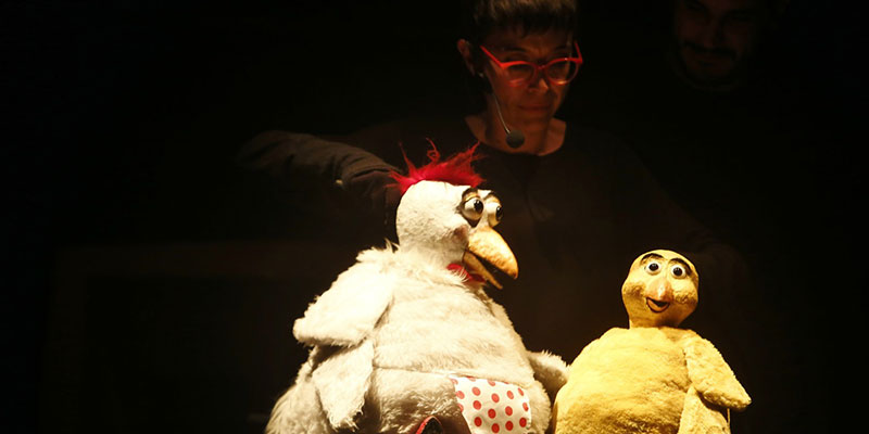 Los peques aprendieron con la obra de títeres ‘Cocoricó’