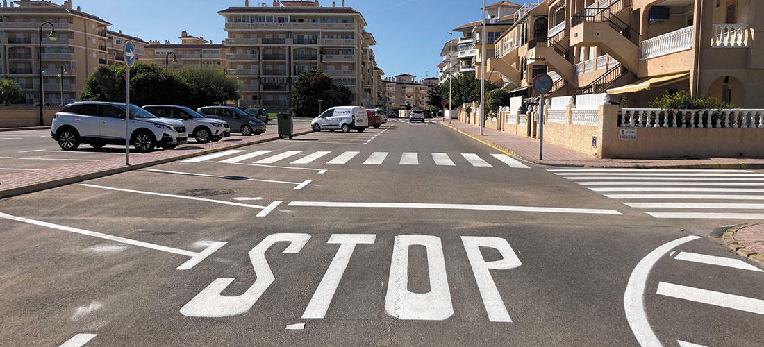 Finalizan los trabajos de repintado de las marcas viales horizontales en La Mata