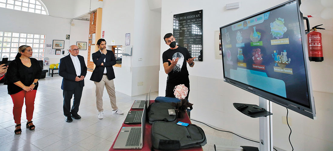 Alpe recibe tres ordenadores y una pantalla interactiva multitarea