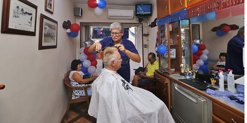 Se cierran 68 años de historia de la peluquería Claudio