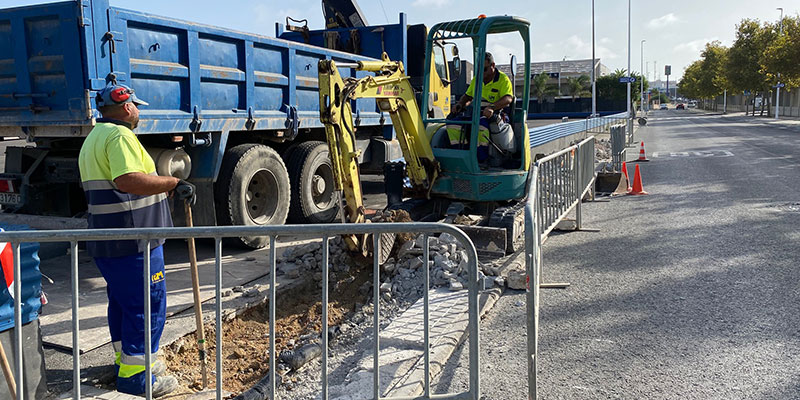 Comienza la reparación de distintos tramos de acera y restitución de vados