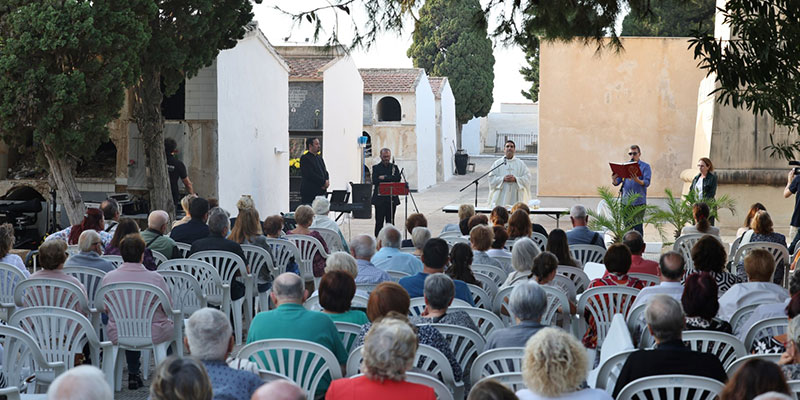 Los cementerios se llenaron con motivo de la festividad de Todos los Santos