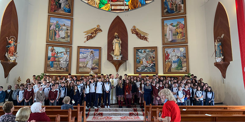 Los alumnos de Bachillerato del colegio La Purísima acudieron a la Misa del Peregrino en la Parroquia del Sagrado Corazón