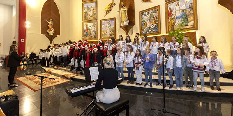 El certamen de villancicos puso el toque navideño al 50 aniversario de la Parroquia del Sagrado Corazón