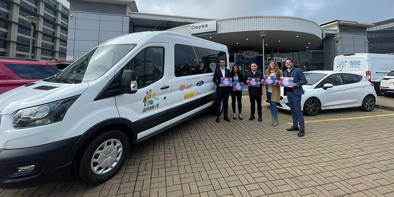 Apanee recibe la donación de un vehículo adaptado de 9 plazas para sus usuarios