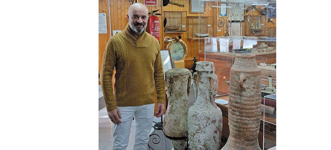 Donación de material arqueológico compuesto por seis ánforas