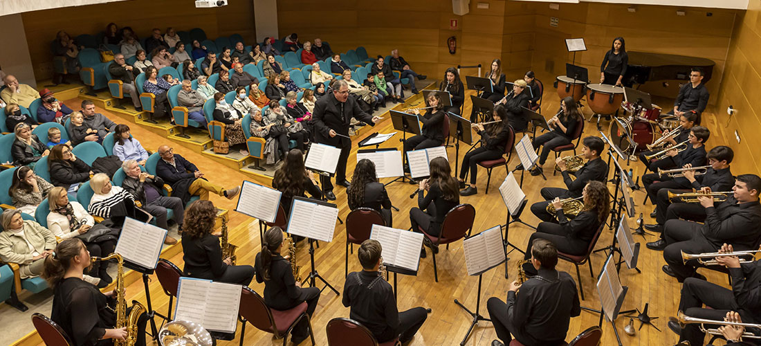 Variado concierto de la banda juvenil de ‘Los Salerosos’