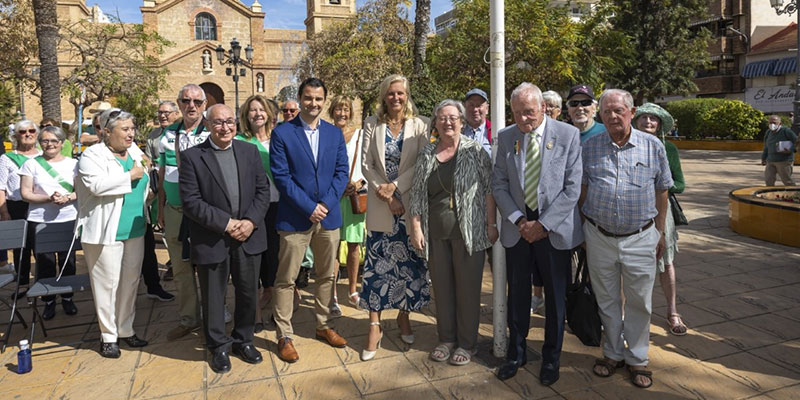Izado de la bandera de Irlanda en la Plaza de la Constitución para celebrar el día de su patrón, San Patricio
