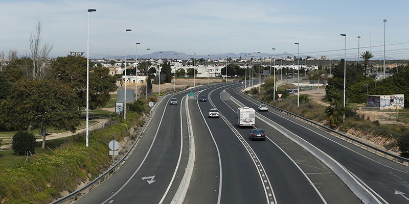 Se realizan trabajos de mantenimiento del alumbrado de la N-332, entre La Veleta y La Mata