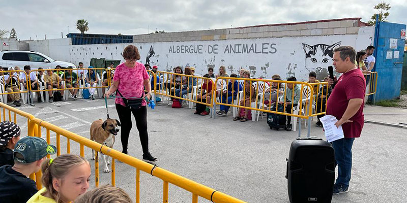 El albergue municipal de animales fomenta las adopciones con visitas de escolares