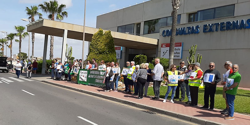 La plataforma por la sanidad 100×100 pública pide más camas hospitalarias en el área de salud de Torrevieja