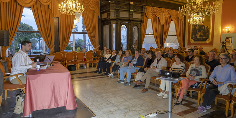 Charla de Claudio Navarro y talleres para escolares en las VI Jornadas Lagunas de Torrevieja y La Mata