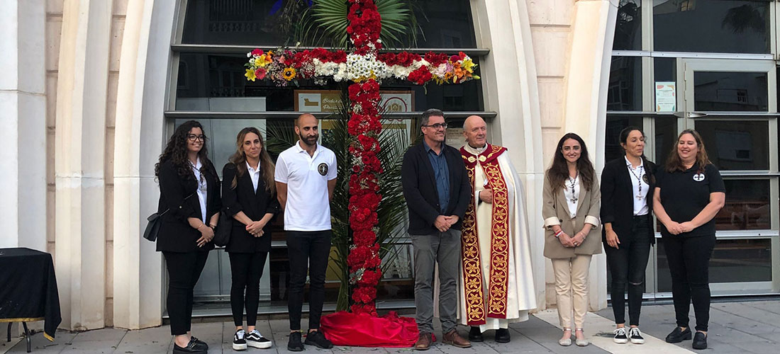 Ofrenda floral a la Cruz de Mayo en el Sagrado Corazón