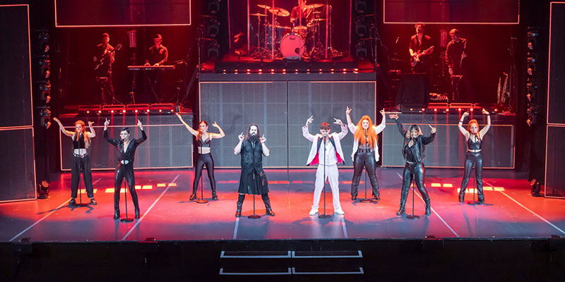 Se estrenó en Torrevieja ‘Cruz de navajas, el último Mecano’