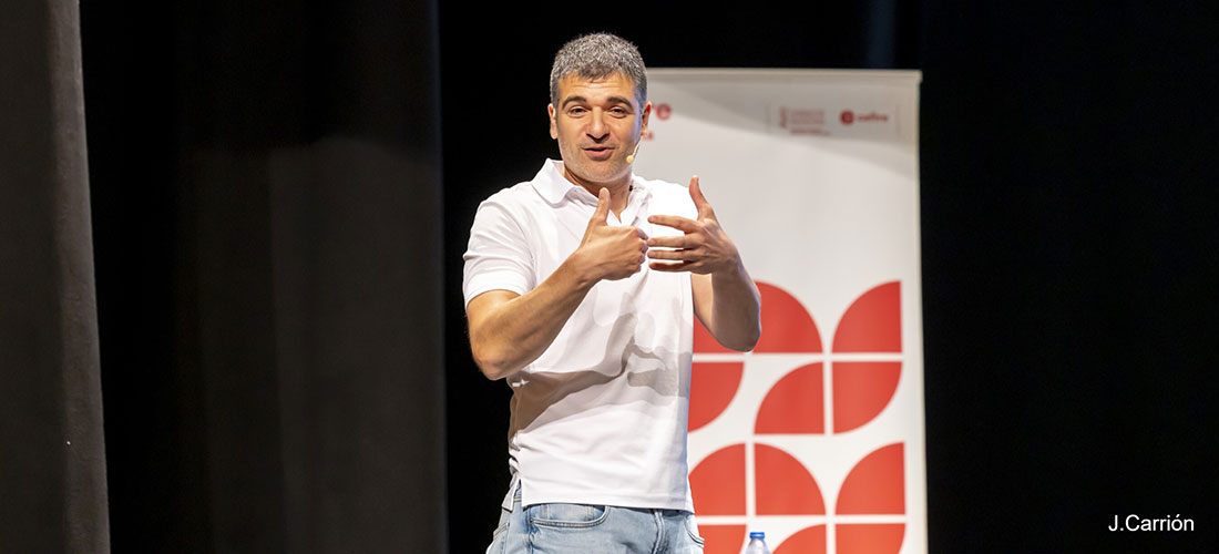 El conocido escritor Eloy Moreno habló en Torrevieja sobre el acoso escolar