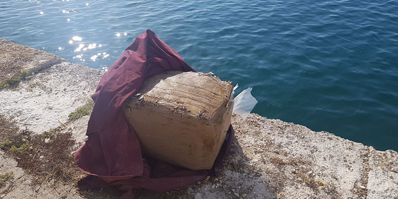 Recuperan un fardo de droga flotando en alta mar