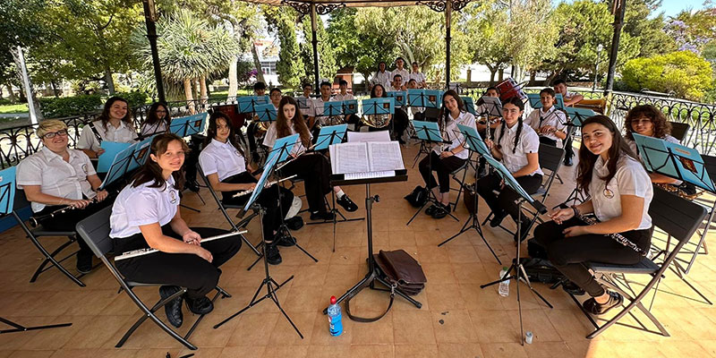 Actuación de la banda juvenil de los Salerosos en Doña Sinforosa