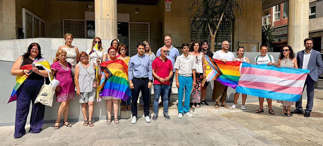 La bandera multicolor ondea en el Ayuntamiento