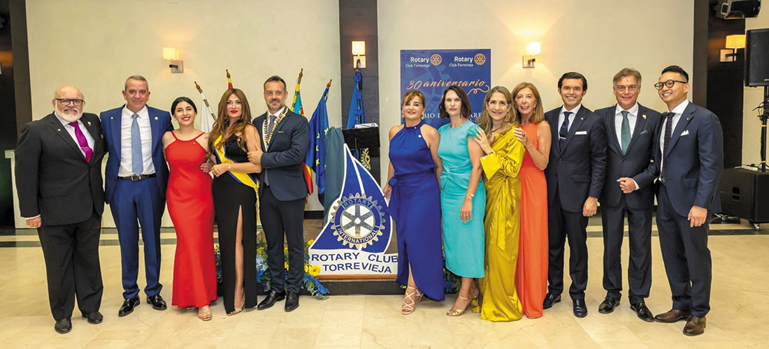 Luis Miguel Zumaquero recibió la presidencia del Rotary Club Torrevieja de manos de María Ángeles Pérez