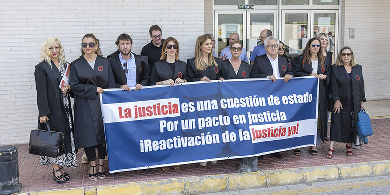 Concentración de abogados en la puerta del Palacio de Justicia