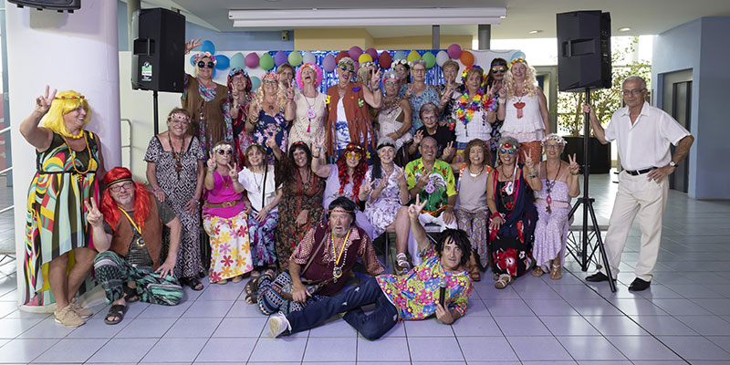 Los mayores disfrutaron de una fiesta hippie en el CMO