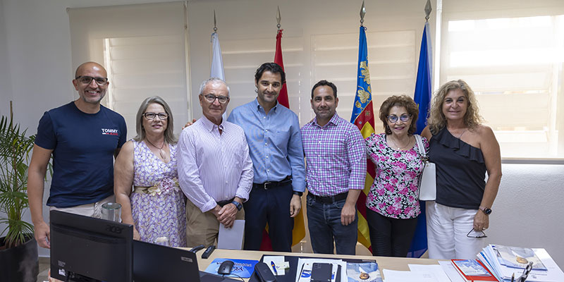 El ingeniero torrevejense Óscar López Pamies, recibido por el alcalde