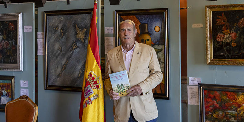 El general Carlos Blond presentó su libro sobre el Sahara