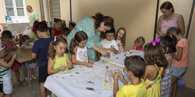 Comienzan los talleres infantiles de verano en el patio de la biblioteca