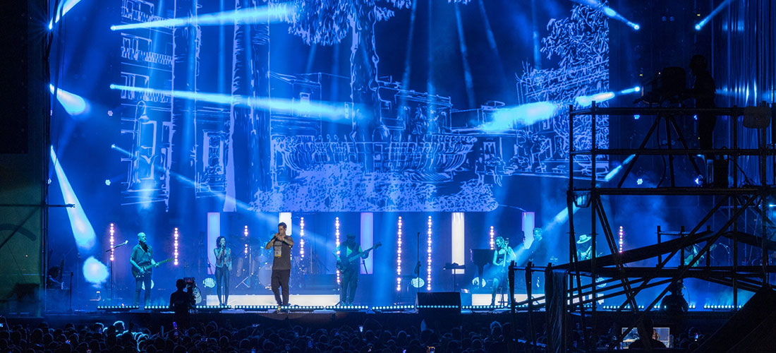 Brilla Torrevieja 2023: Más de diez mil personas vibraron con Melendi y su “Cerrando Cicatrices”