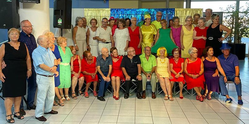 Los mayores se divirtieron con la fiesta de colores en el CMO