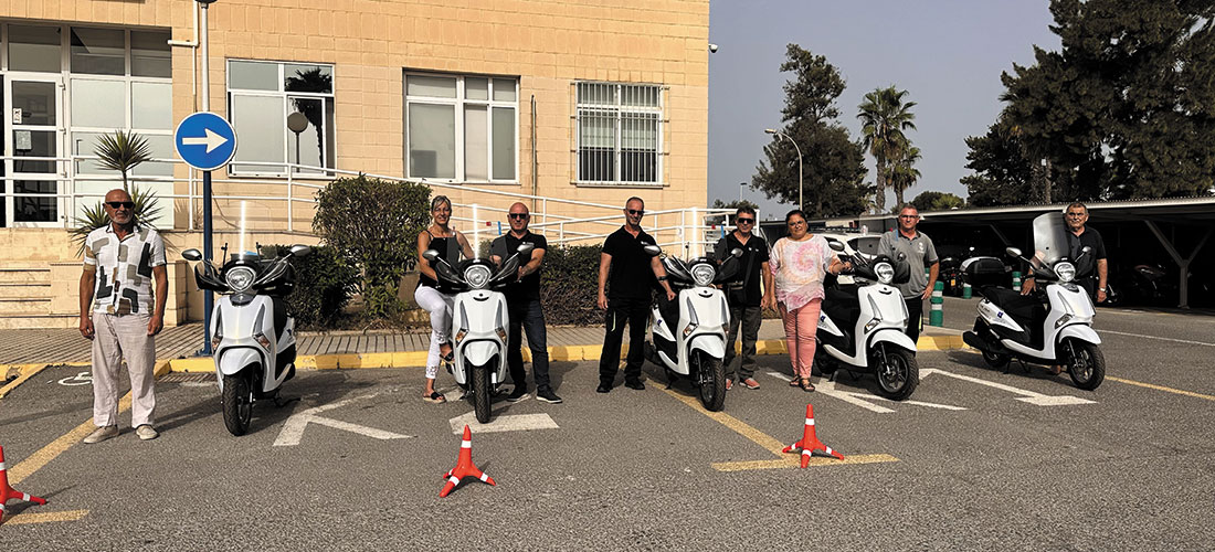 Presentadas las 13 motocicletas que entran a formar parte del parque móvil del Ayuntamiento de Torrevieja