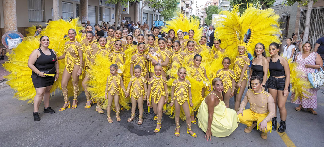 Colorido y alegría en el desfile de verano