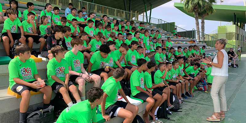 Diana Box visita el campus de fútbol élite y natación