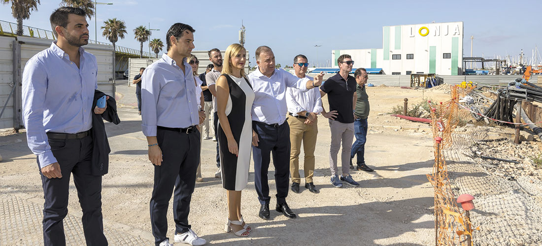 La consellera de infraestructuras, Salomé Pradas visita las obras del puerto y avala la construcción de un auditorio para el Certamen de Habaneras