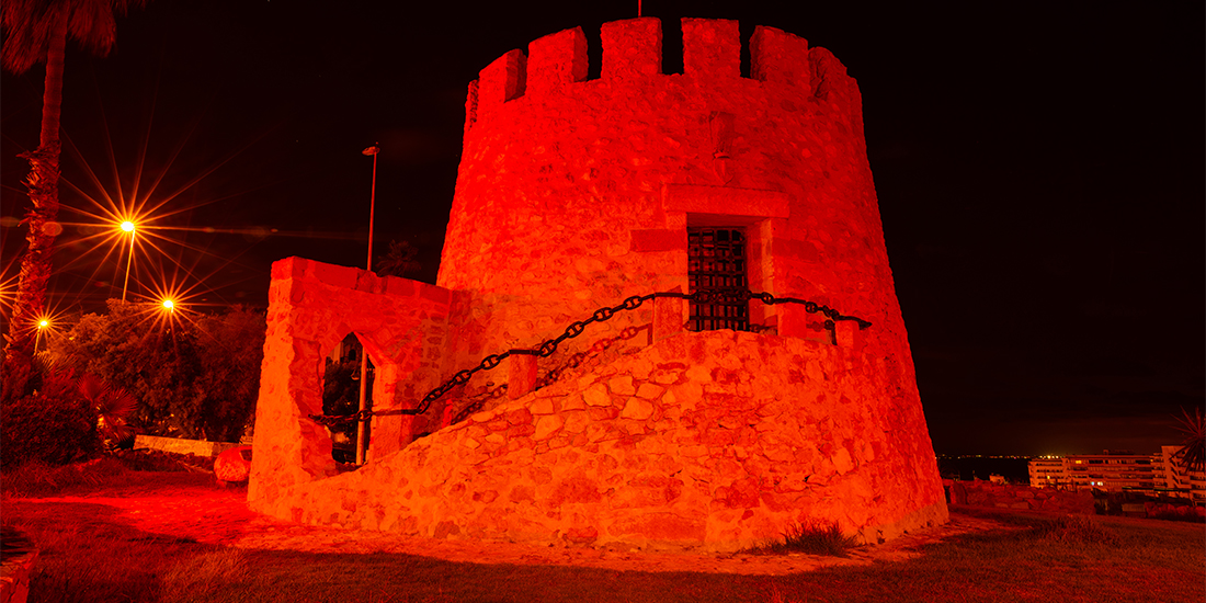 La Torre del Moro se iluminó de rojo en el Día Mundial de la enfermedad de Duchenne