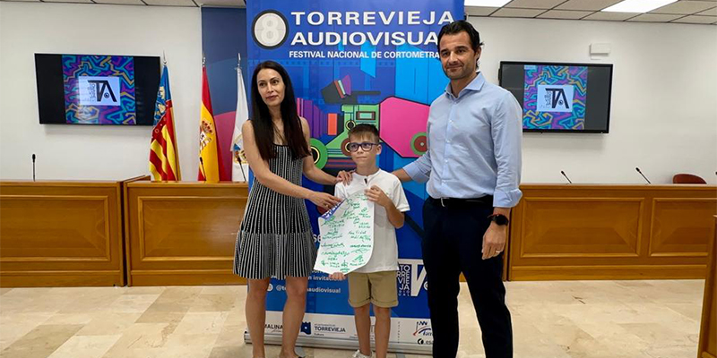 Entregado el cartel firmado por cineastas del 8º ‘Torrevieja Audiovisual’