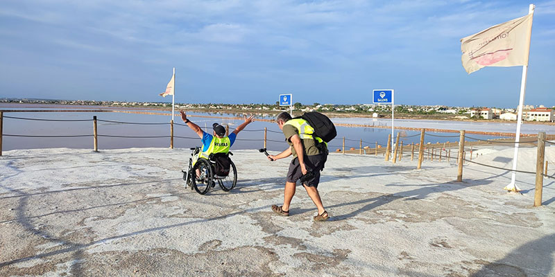 El bloguero Miguel Nonay, fundador de Viajeros Sin Límite, realiza una visita guiada a las Salinas de Torrevieja