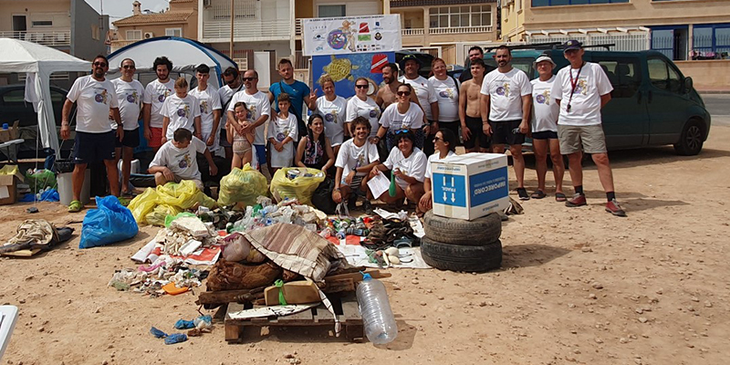 Casi 50 voluntarios del Club Buzeo recogieron más de 130 kilos de basura