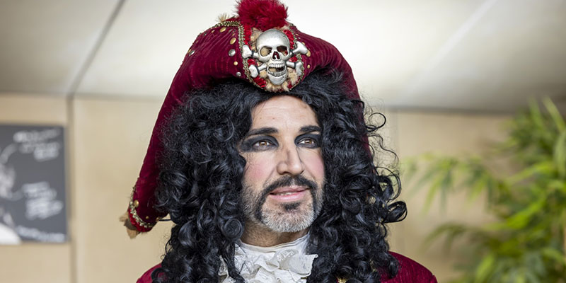 Los protagonistas de ‘Peter, el Musical’ presentan el espectáculo en el ambigú del Teatro Municipal