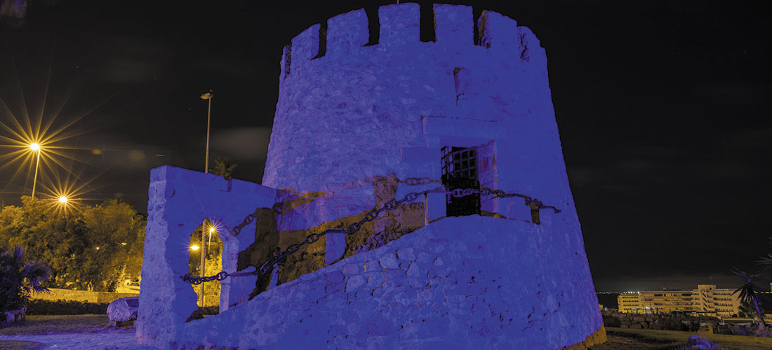 La Torre del Moro se iluminó de azul en el Día Internacional de la Dislexia