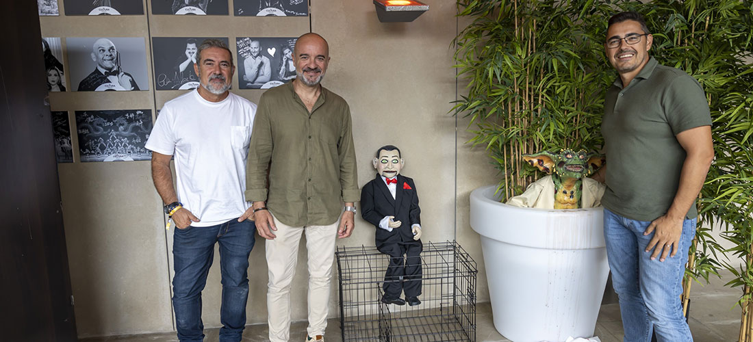 Aparecen muñecos diabólicos en el Teatro Municipal