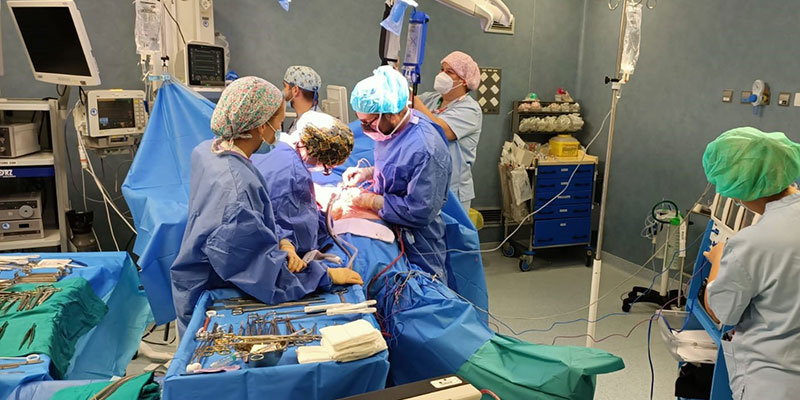 El Hospital de Torrevieja realiza la primera cirugía de la provincia con un microscopio óptico con realidad 3D