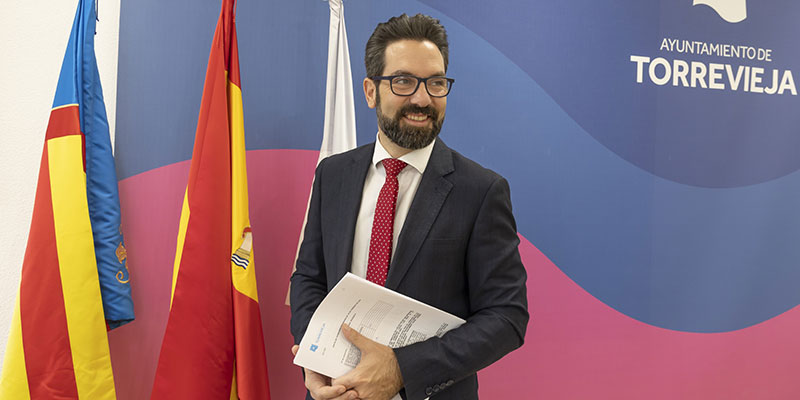 El Ayuntamiento de Torrevieja pionero con la creación de un reglamento de formación del personal municipal