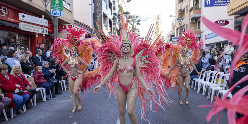 Las comparsas deslumbran en el desfile concurso