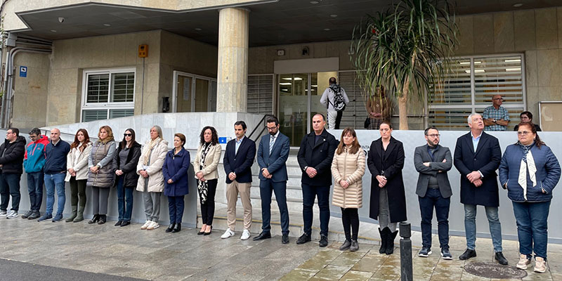 Emotivo minuto de silencio en recuerdo a las víctimas del incendio de Valencia