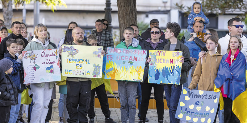 Emotiva concentración de ucranianos cuando se cumplen dos años de guerra